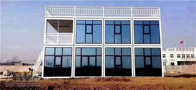 帶玻璃幕墻的高端集裝箱房屋 房子重量達(dá)到1.5噸每間